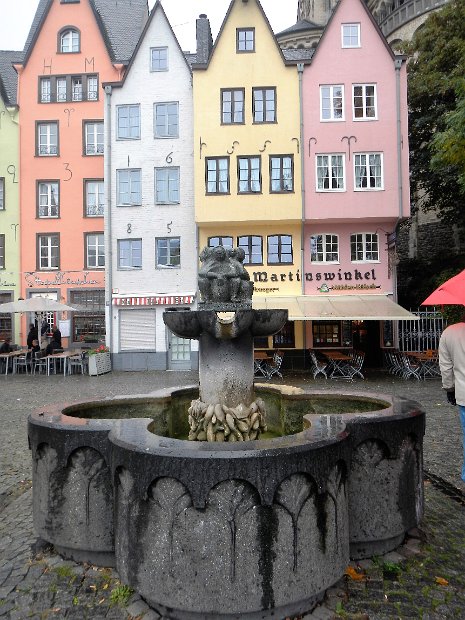 U_Cologne00059_03 The Martinsviertel (St. Martin neighborhood) begins at the Fischmarkt square, the site of the Fischbrunnen - Fish Fountain