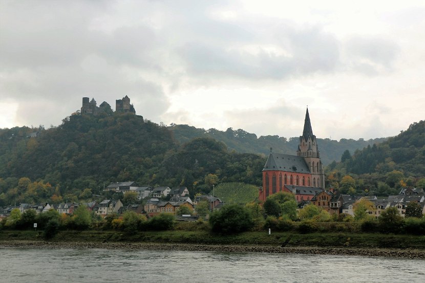 S_Middle Rhine00139 Church of our Lady 'Liebfrauenkirche' in Oberwesel with Schonburg Castle in the background