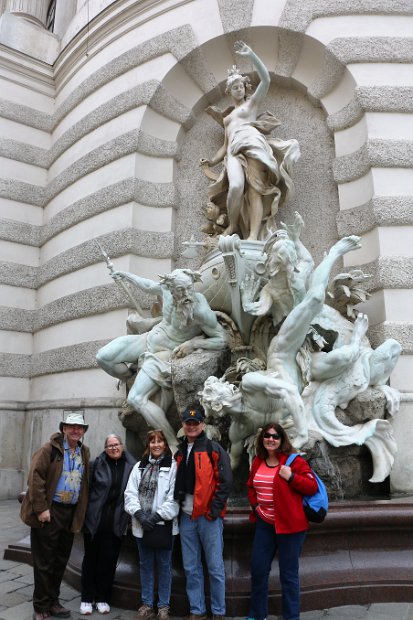 G_Vienna00174 Statue in front of the Spanish Riding School